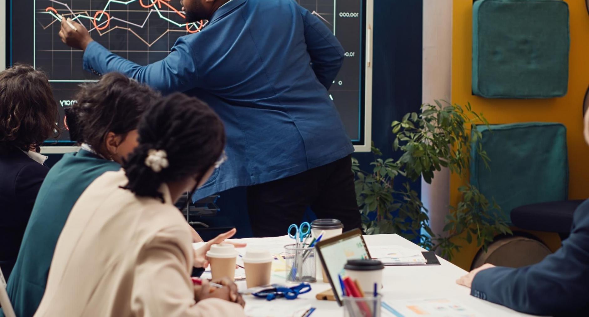 Espace de travail moderne avec ordinateur et documents financiers